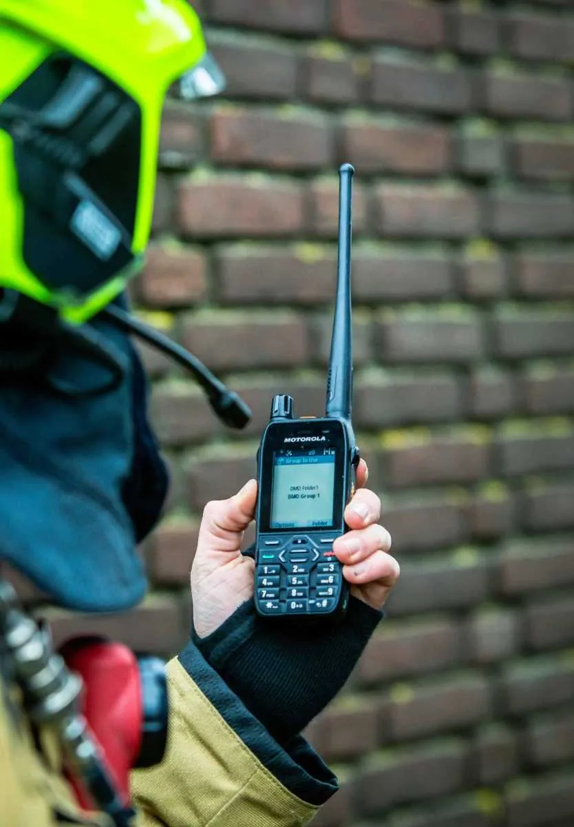 Brandweerman in uitruktenue met portofoon