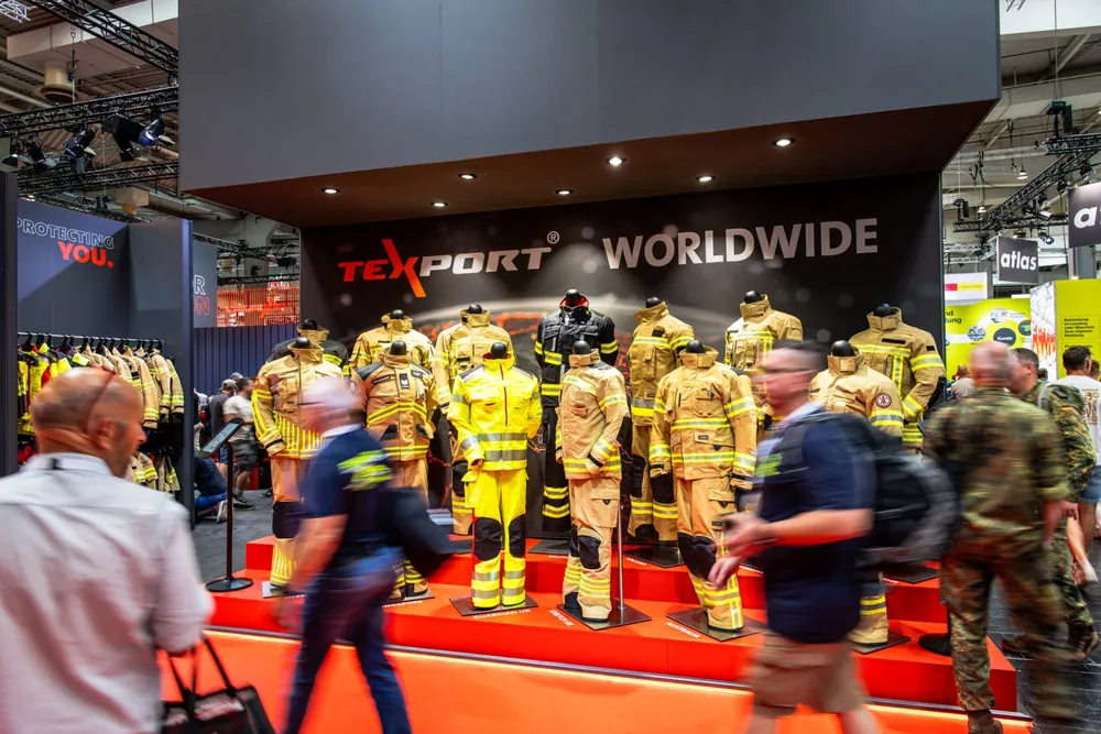 Drukke beursvloer langs de stand van Texport op Interschutz