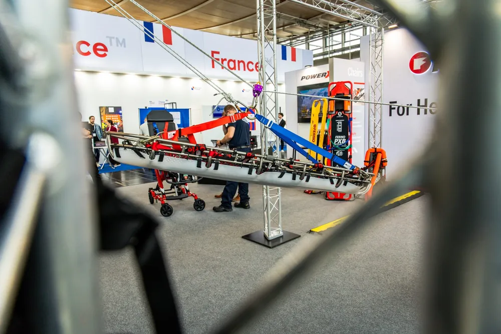 Materiaal op de stand, gefotografeerd door een opening in een frame