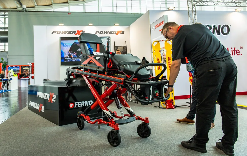 Demonstratie van een brancard op de stand