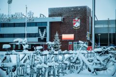 FC Emmen tijdens sneeuwval in Emmen