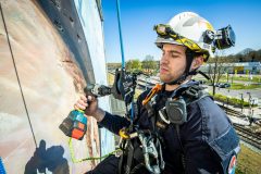 Rope Access Technician bezig met werkzaamheden